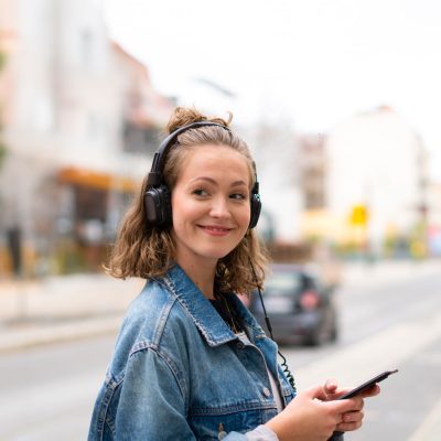 flex taxi: Frau mit Handy in der Hand